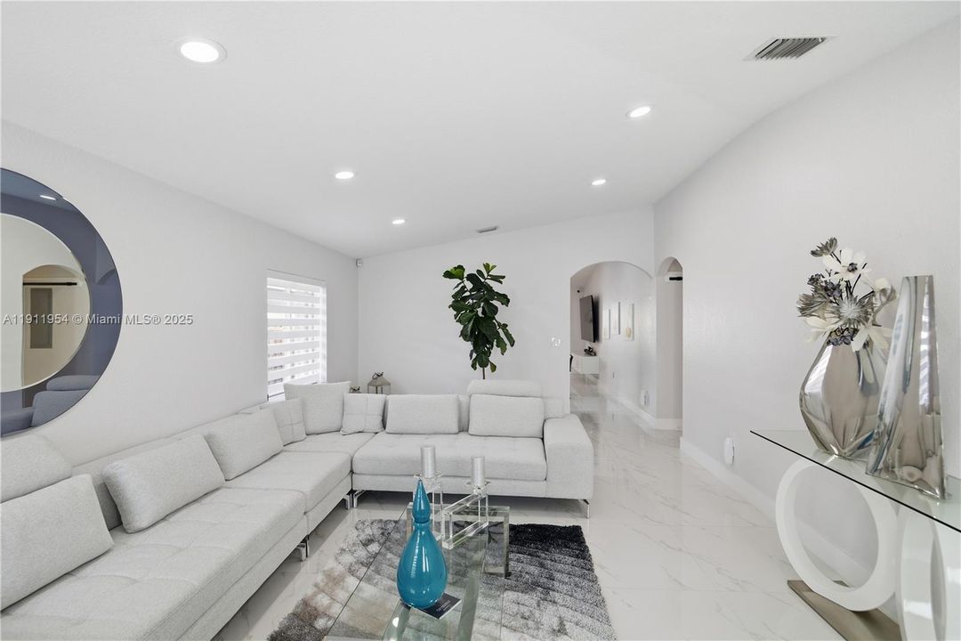 合同活跃: $599,990 (4 贝兹, 3 浴室, 1906 平方英尺)