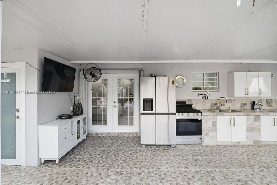 合同活跃: $599,990 (4 贝兹, 3 浴室, 1906 平方英尺)