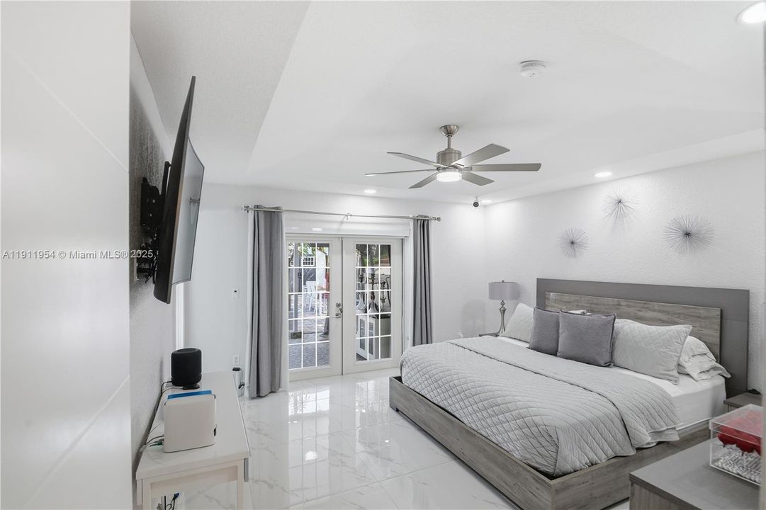 合同活跃: $599,990 (4 贝兹, 3 浴室, 1906 平方英尺)