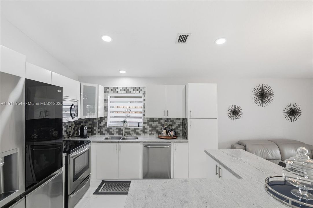 合同活跃: $599,990 (4 贝兹, 3 浴室, 1906 平方英尺)