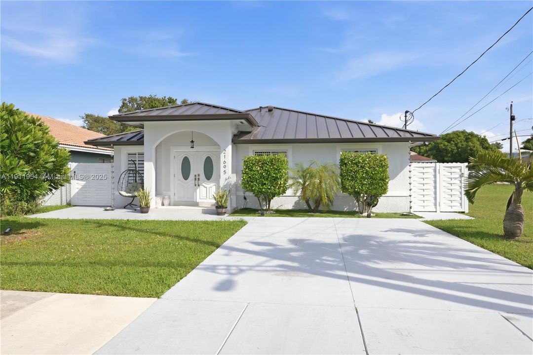 合同活跃: $599,990 (4 贝兹, 3 浴室, 1906 平方英尺)