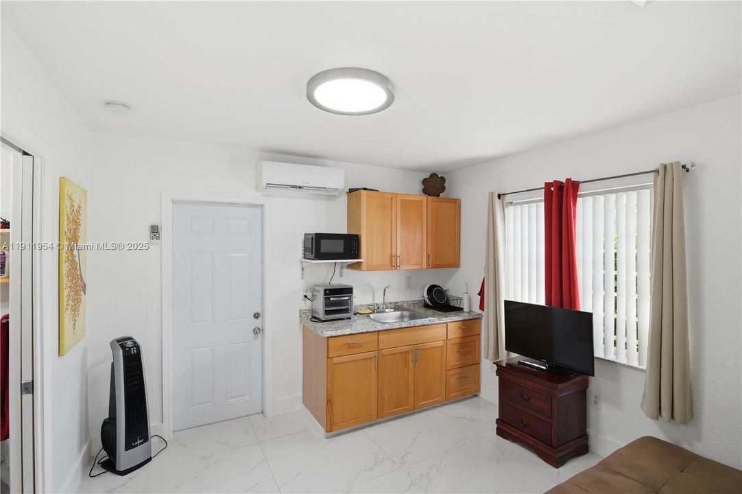 合同活跃: $599,990 (4 贝兹, 3 浴室, 1906 平方英尺)