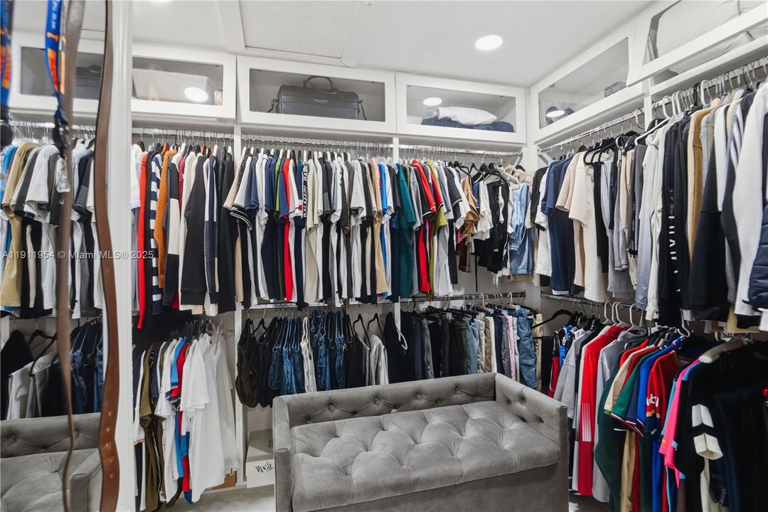 合同活跃: $599,990 (4 贝兹, 3 浴室, 1906 平方英尺)