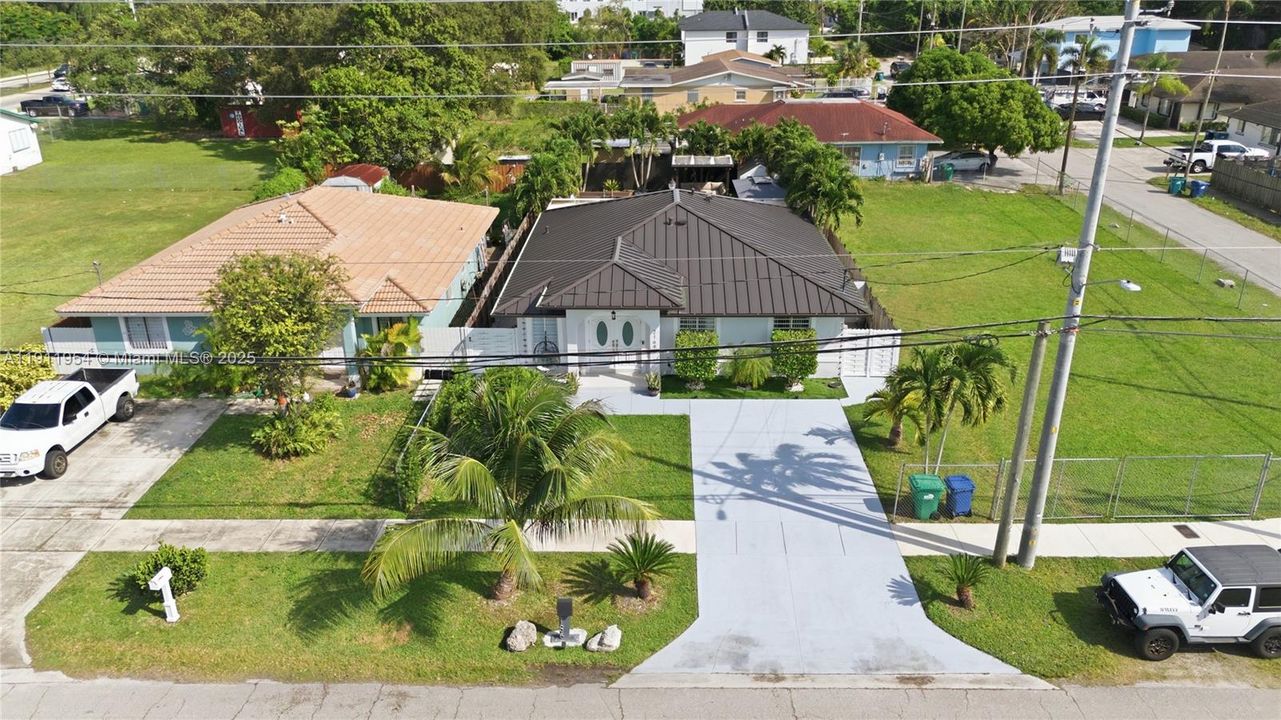 合同活跃: $599,990 (4 贝兹, 3 浴室, 1906 平方英尺)