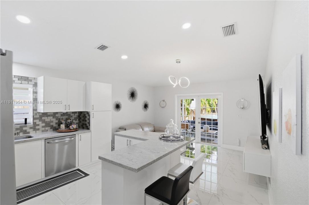 合同活跃: $599,990 (4 贝兹, 3 浴室, 1906 平方英尺)