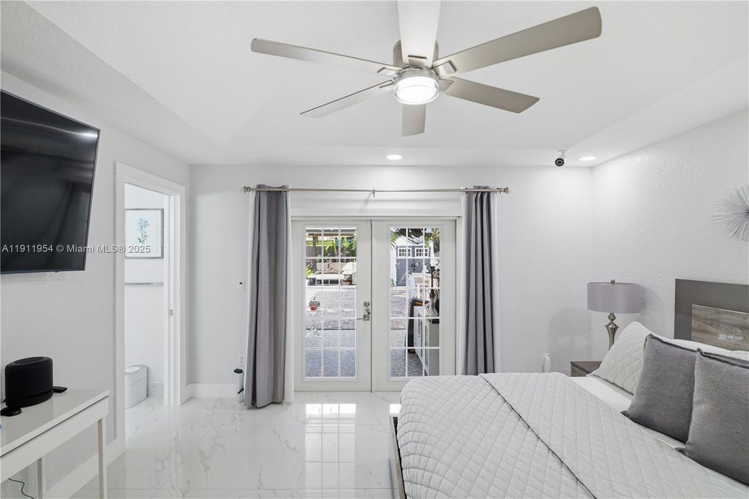 合同活跃: $599,990 (4 贝兹, 3 浴室, 1906 平方英尺)