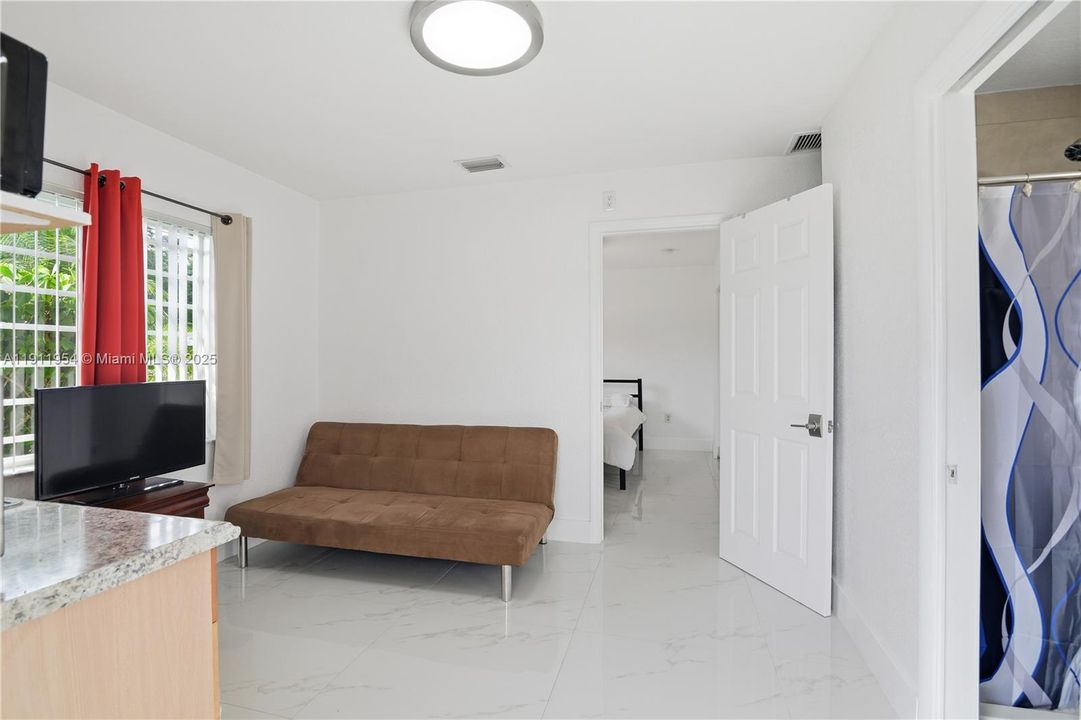 合同活跃: $599,990 (4 贝兹, 3 浴室, 1906 平方英尺)