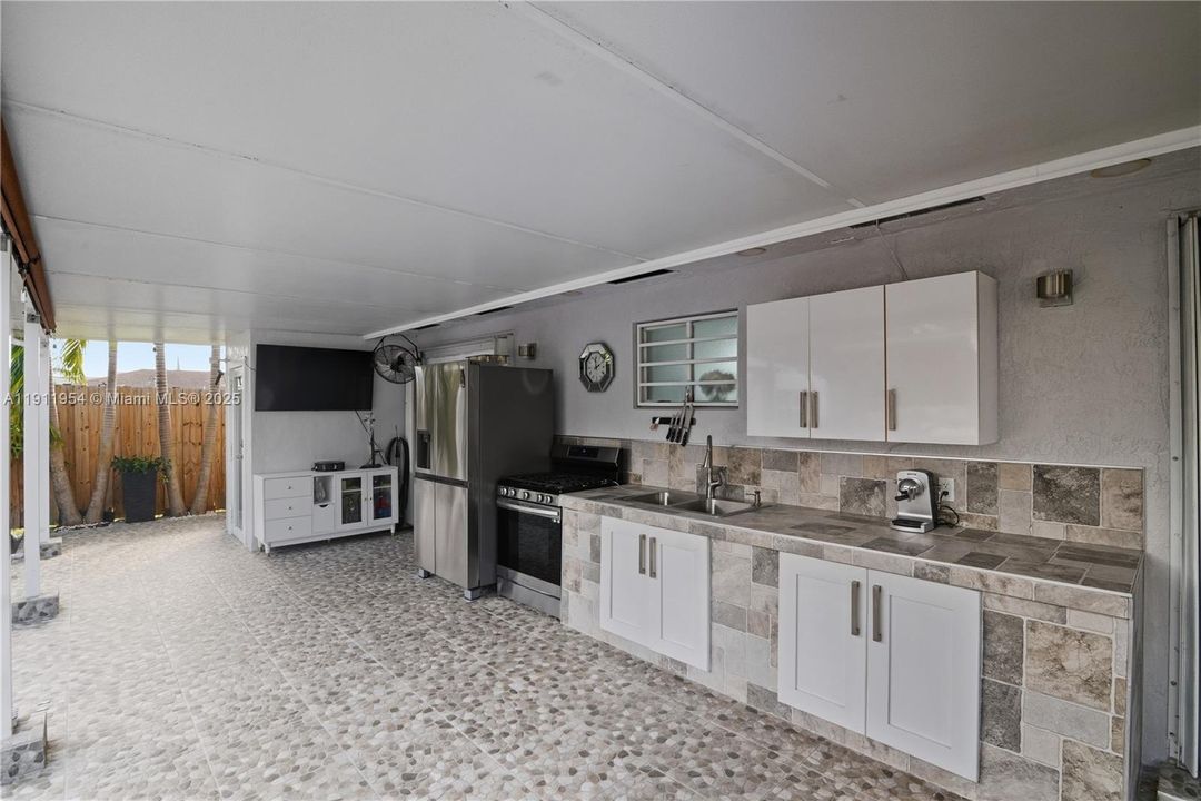 合同活跃: $599,990 (4 贝兹, 3 浴室, 1906 平方英尺)