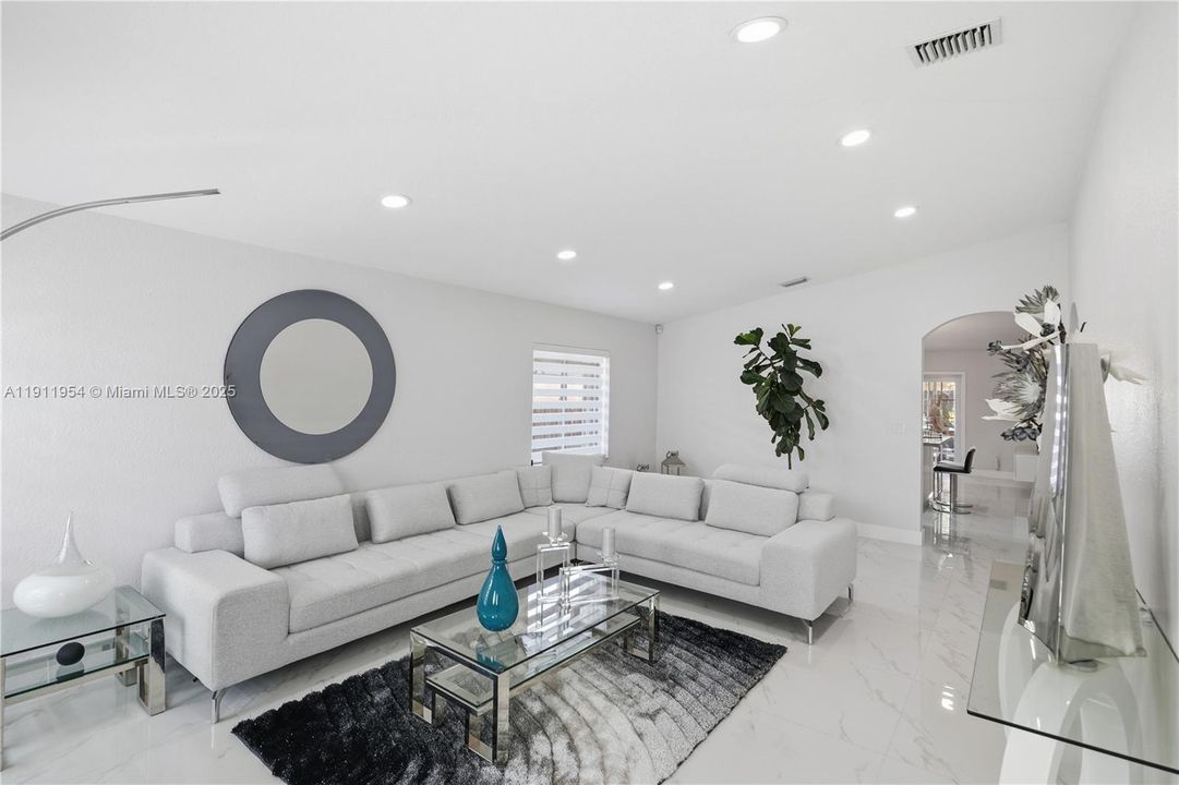 合同活跃: $599,990 (4 贝兹, 3 浴室, 1906 平方英尺)