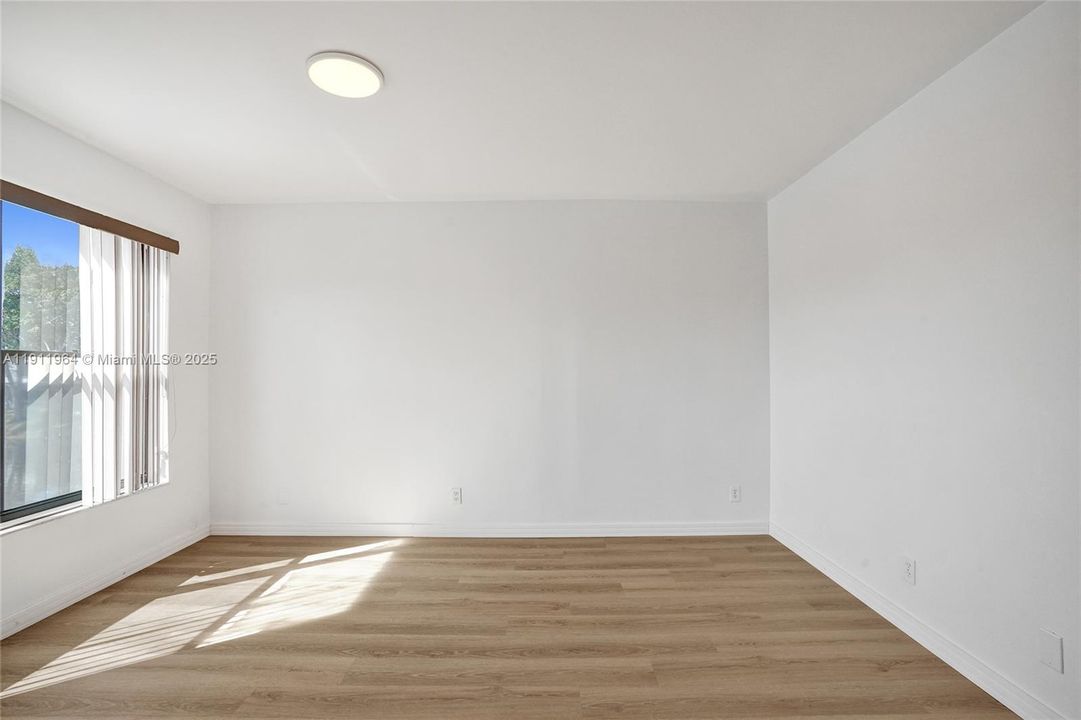 合同活跃: $398,000 (3 贝兹, 2 浴室, 2170 平方英尺)