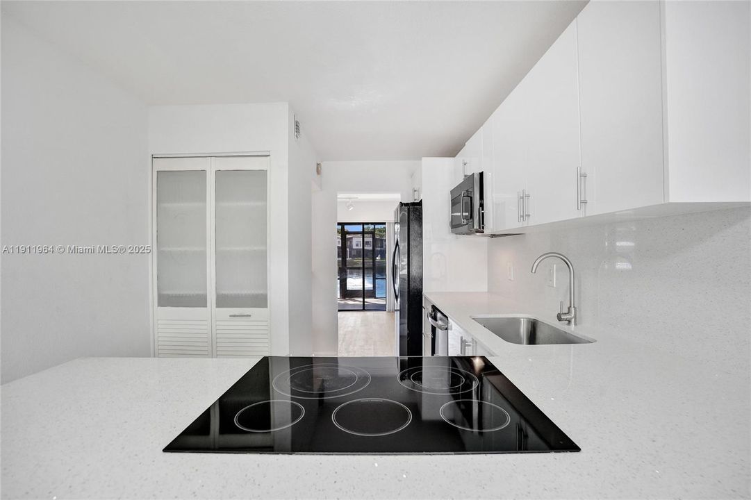 合同活跃: $398,000 (3 贝兹, 2 浴室, 2170 平方英尺)