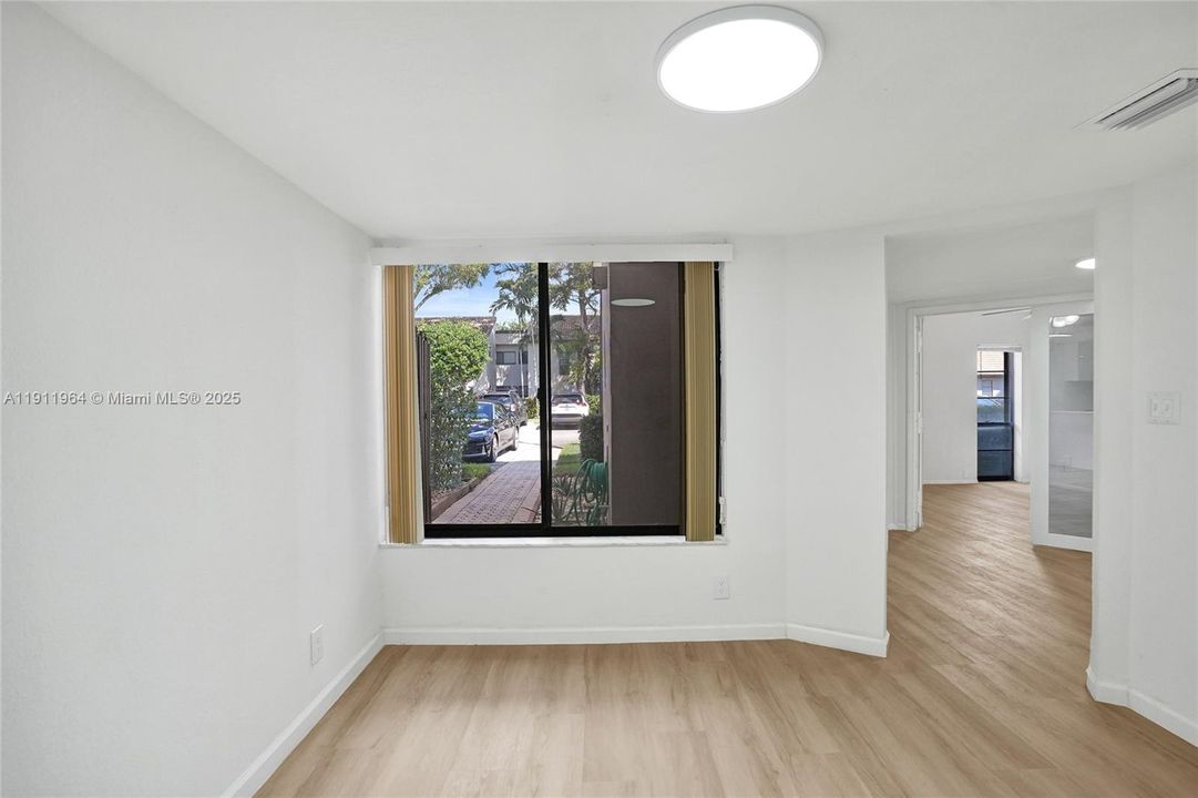 合同活跃: $398,000 (3 贝兹, 2 浴室, 2170 平方英尺)