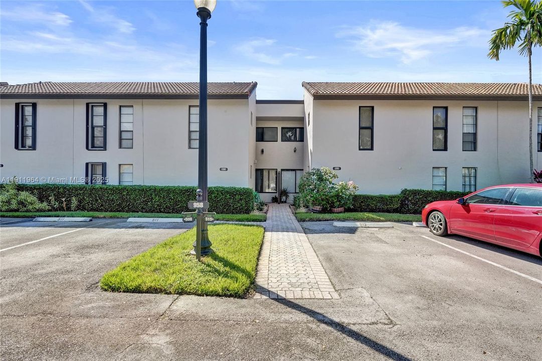 合同活跃: $398,000 (3 贝兹, 2 浴室, 2170 平方英尺)