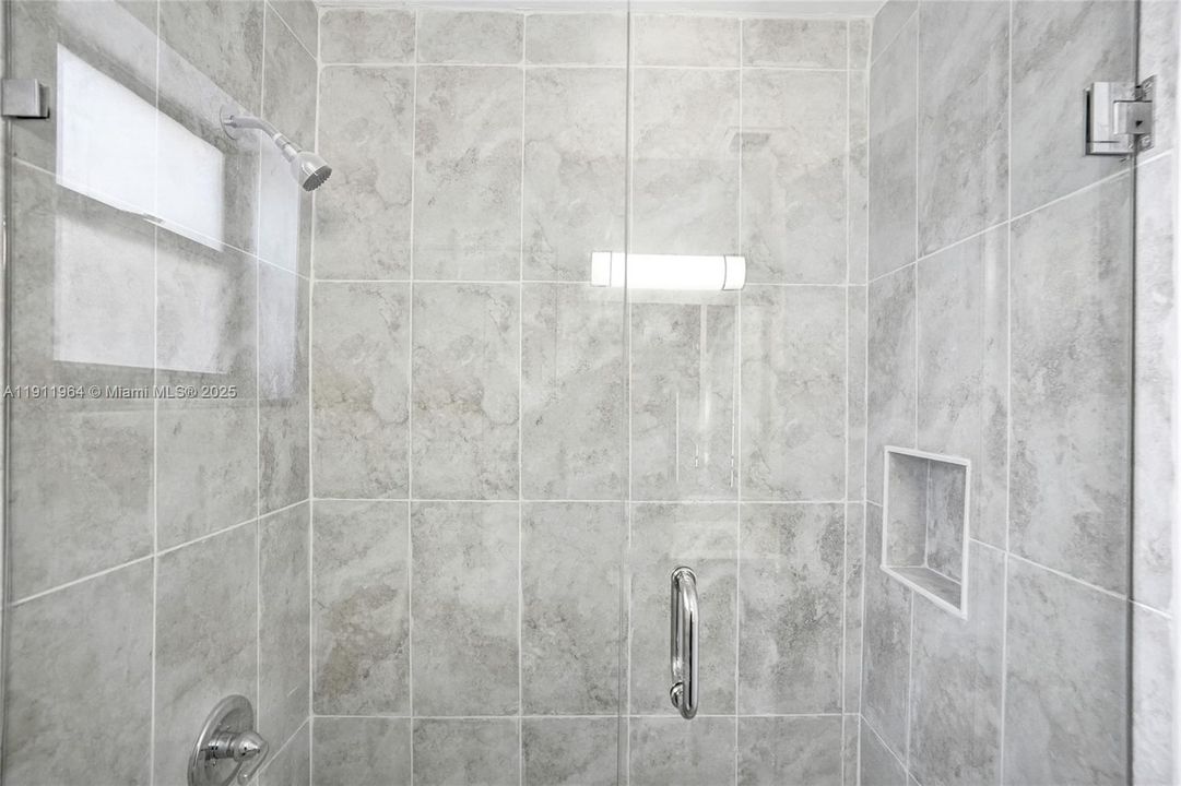 合同活跃: $398,000 (3 贝兹, 2 浴室, 2170 平方英尺)