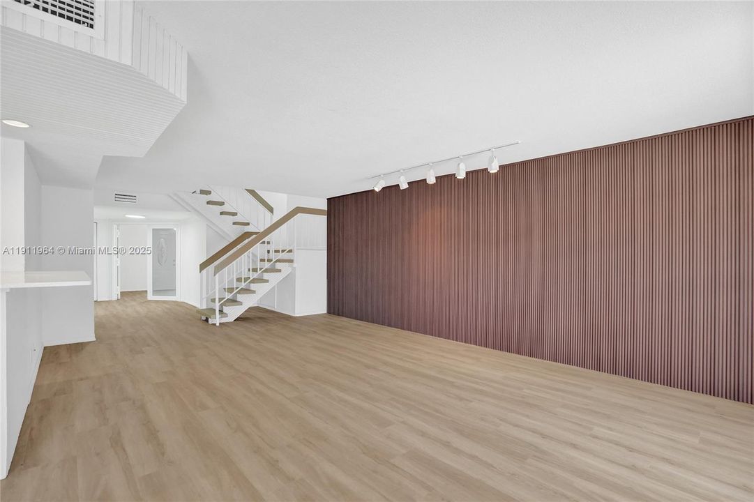 合同活跃: $398,000 (3 贝兹, 2 浴室, 2170 平方英尺)