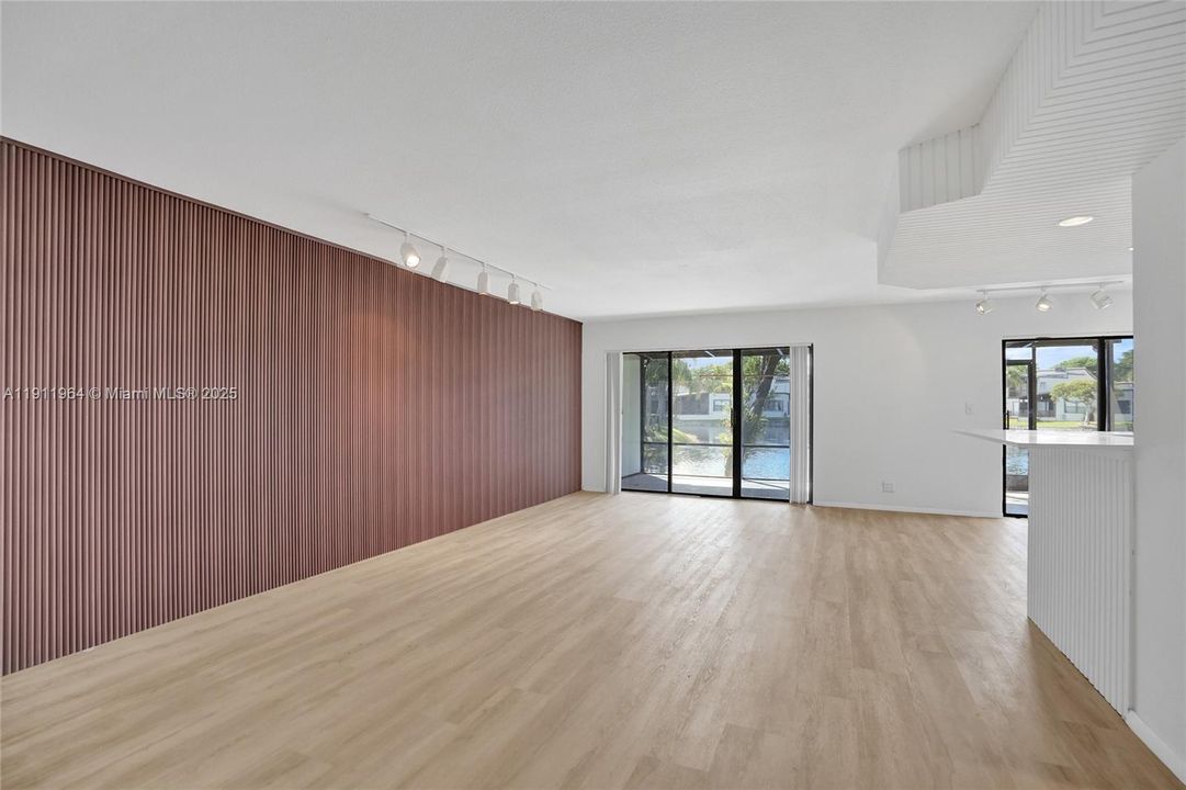 合同活跃: $398,000 (3 贝兹, 2 浴室, 2170 平方英尺)