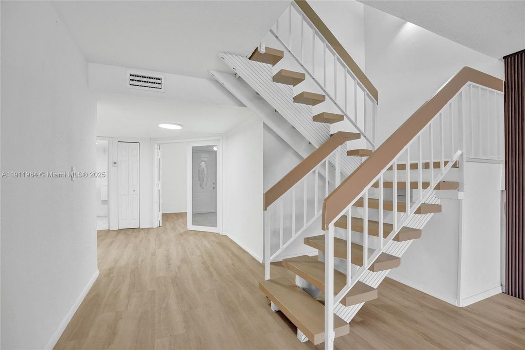 合同活跃: $398,000 (3 贝兹, 2 浴室, 2170 平方英尺)