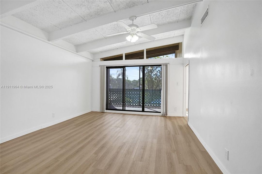 合同活跃: $398,000 (3 贝兹, 2 浴室, 2170 平方英尺)