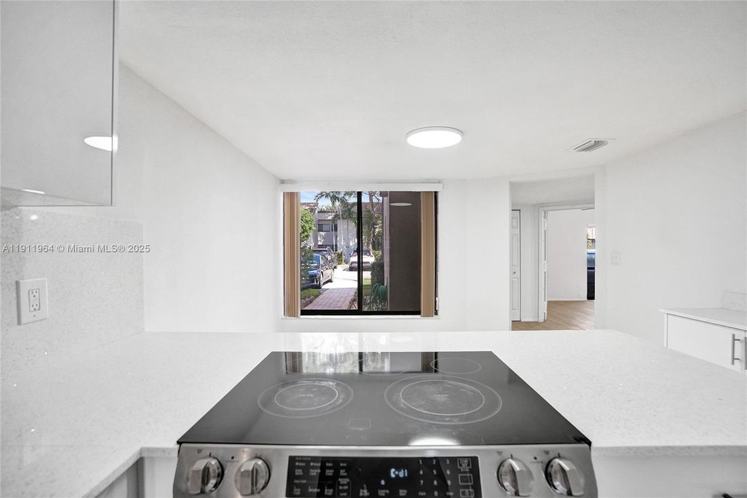 合同活跃: $398,000 (3 贝兹, 2 浴室, 2170 平方英尺)