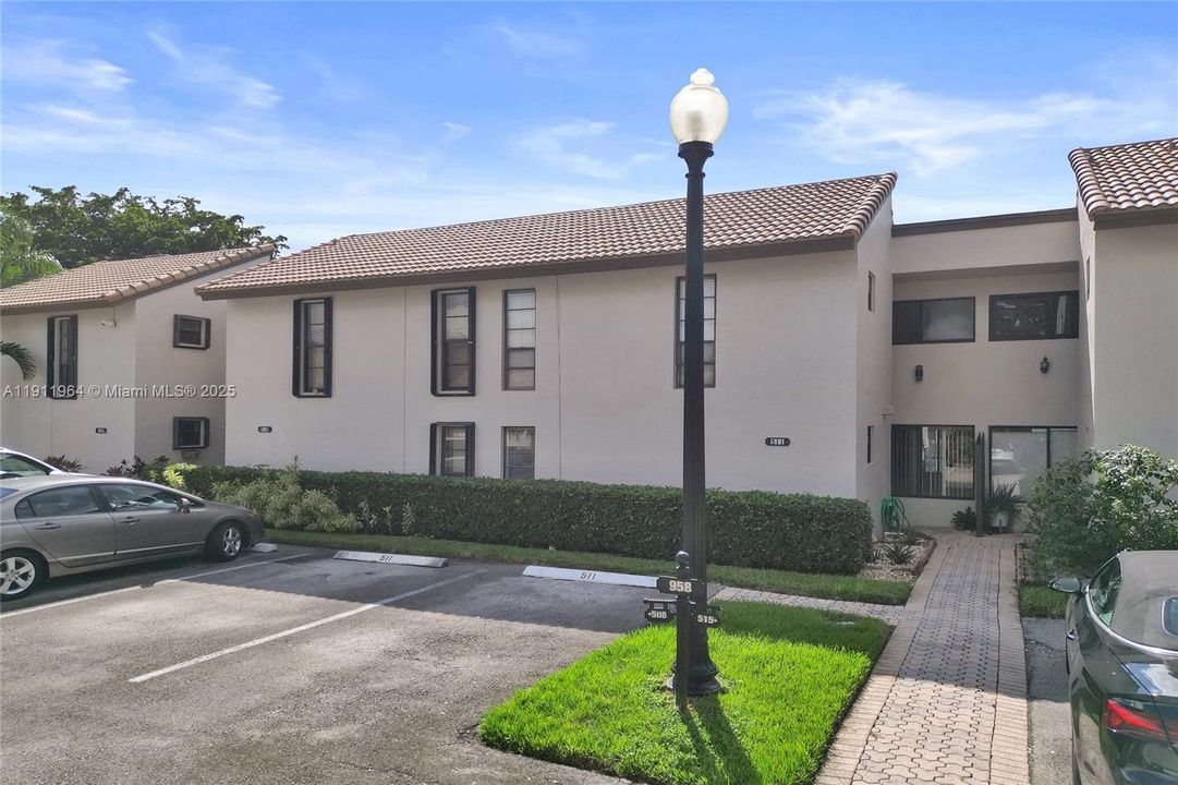 合同活跃: $398,000 (3 贝兹, 2 浴室, 2170 平方英尺)