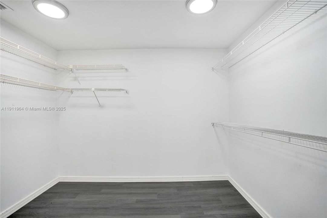 合同活跃: $398,000 (3 贝兹, 2 浴室, 2170 平方英尺)