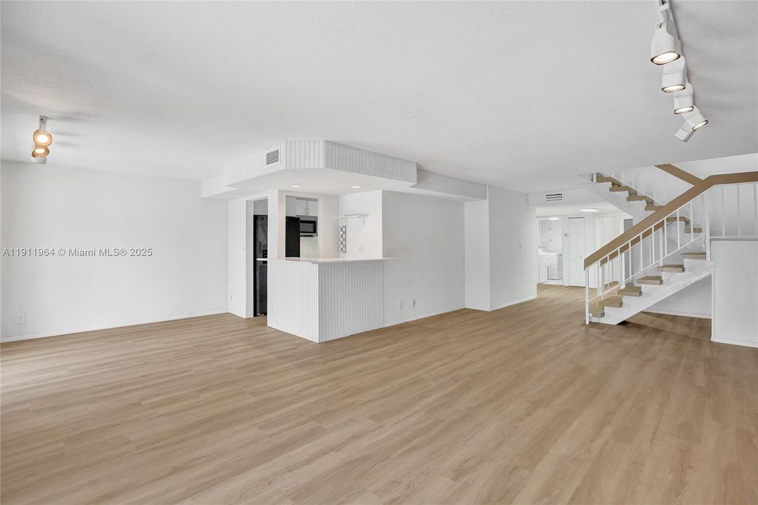 合同活跃: $398,000 (3 贝兹, 2 浴室, 2170 平方英尺)