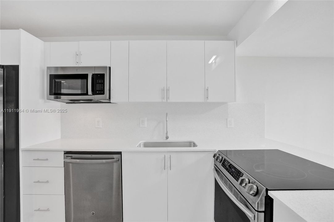 合同活跃: $398,000 (3 贝兹, 2 浴室, 2170 平方英尺)