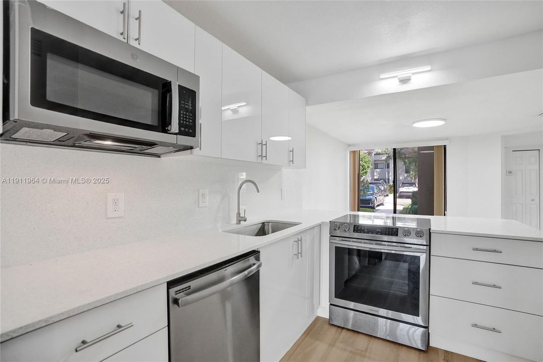 合同活跃: $398,000 (3 贝兹, 2 浴室, 2170 平方英尺)