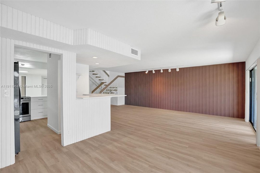 合同活跃: $398,000 (3 贝兹, 2 浴室, 2170 平方英尺)