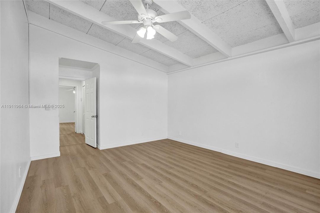 合同活跃: $398,000 (3 贝兹, 2 浴室, 2170 平方英尺)