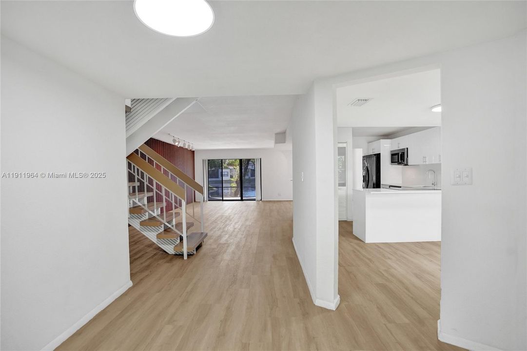 合同活跃: $398,000 (3 贝兹, 2 浴室, 2170 平方英尺)