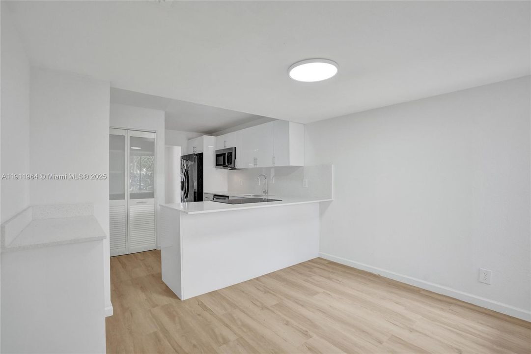 合同活跃: $398,000 (3 贝兹, 2 浴室, 2170 平方英尺)