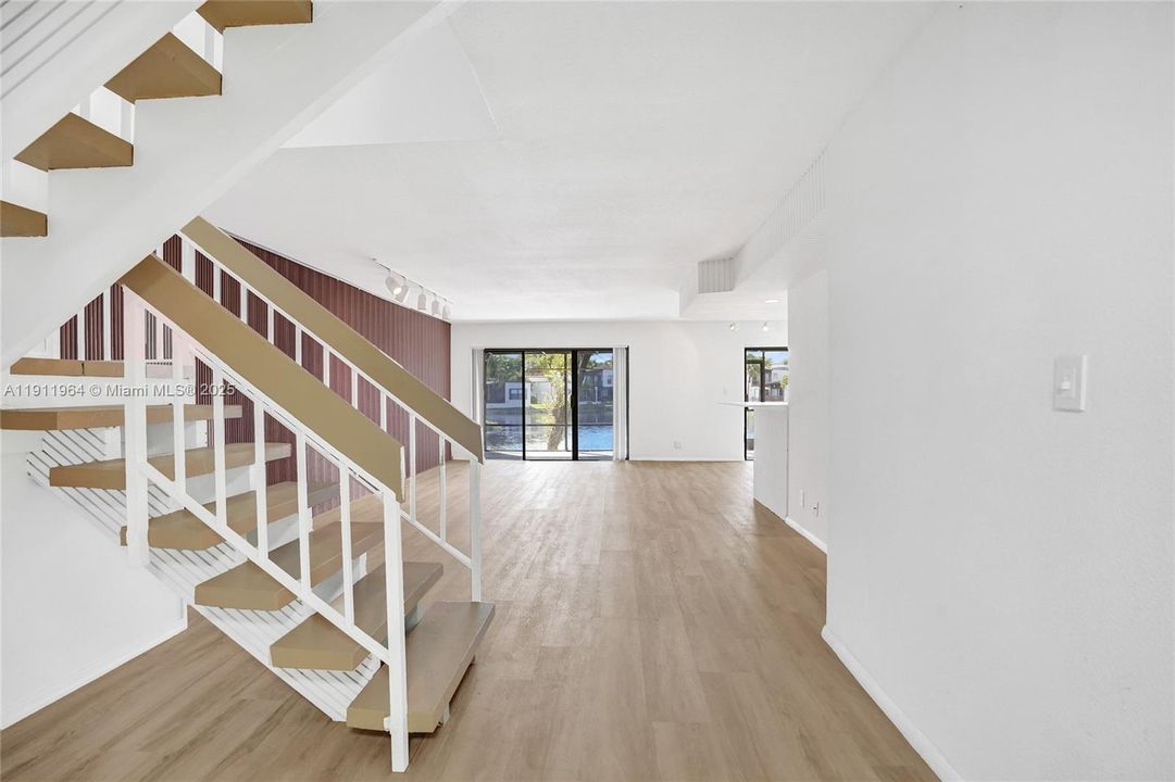 合同活跃: $398,000 (3 贝兹, 2 浴室, 2170 平方英尺)