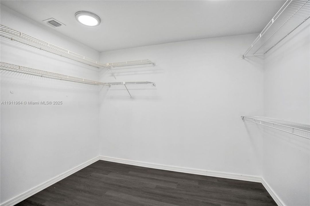 合同活跃: $398,000 (3 贝兹, 2 浴室, 2170 平方英尺)