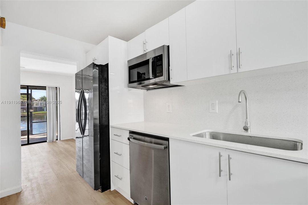 合同活跃: $398,000 (3 贝兹, 2 浴室, 2170 平方英尺)