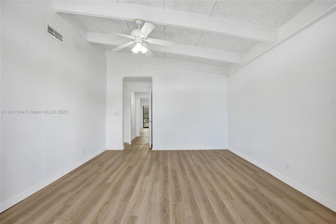 合同活跃: $398,000 (3 贝兹, 2 浴室, 2170 平方英尺)