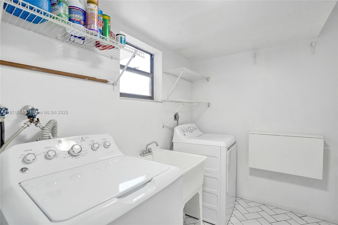 合同活跃: $398,000 (3 贝兹, 2 浴室, 2170 平方英尺)