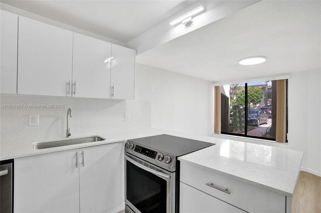 合同活跃: $398,000 (3 贝兹, 2 浴室, 2170 平方英尺)