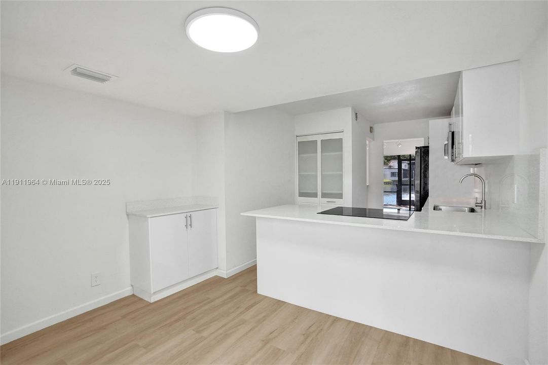 合同活跃: $398,000 (3 贝兹, 2 浴室, 2170 平方英尺)