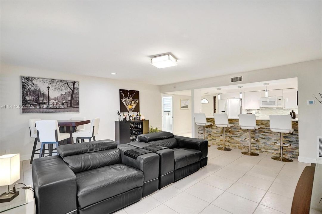 Activo con contrato: $298,000 (2 camas, 2 baños, 1229 Pies cuadrados)