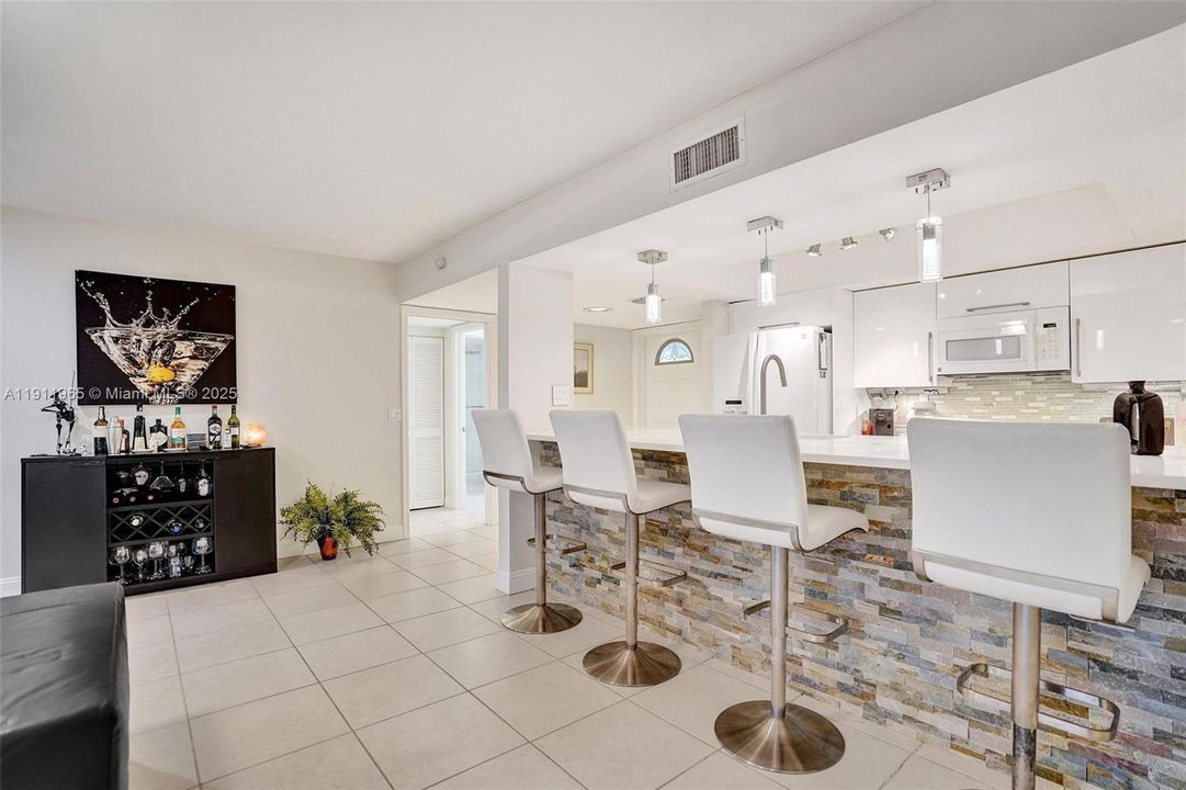 Activo con contrato: $298,000 (2 camas, 2 baños, 1229 Pies cuadrados)