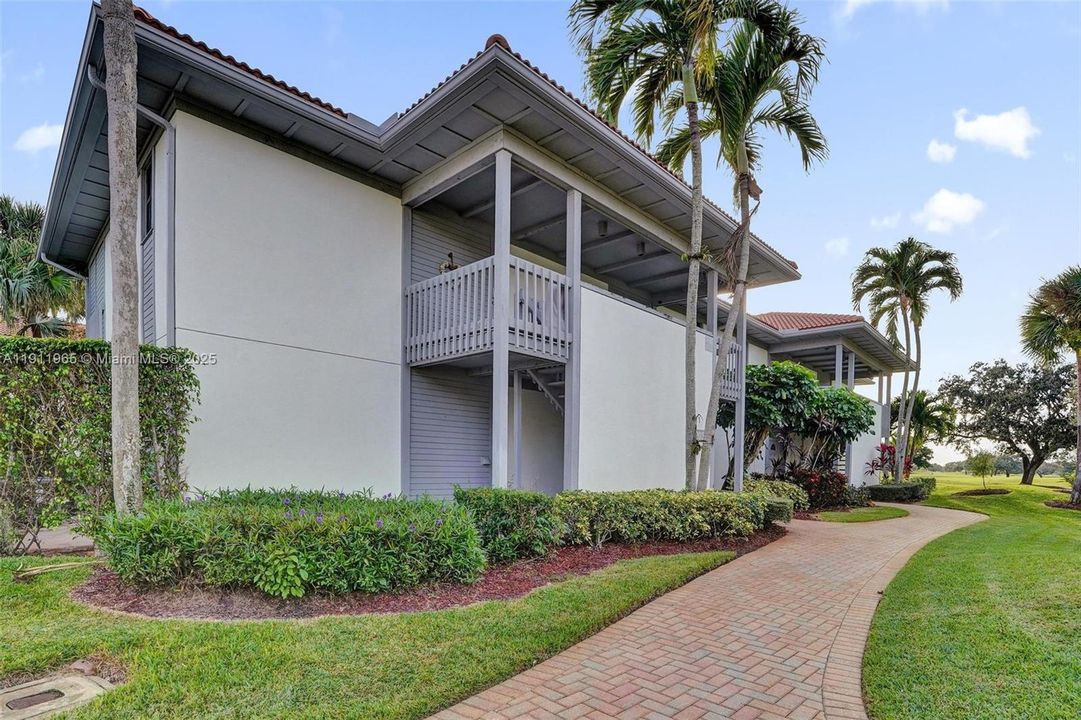 Activo con contrato: $298,000 (2 camas, 2 baños, 1229 Pies cuadrados)