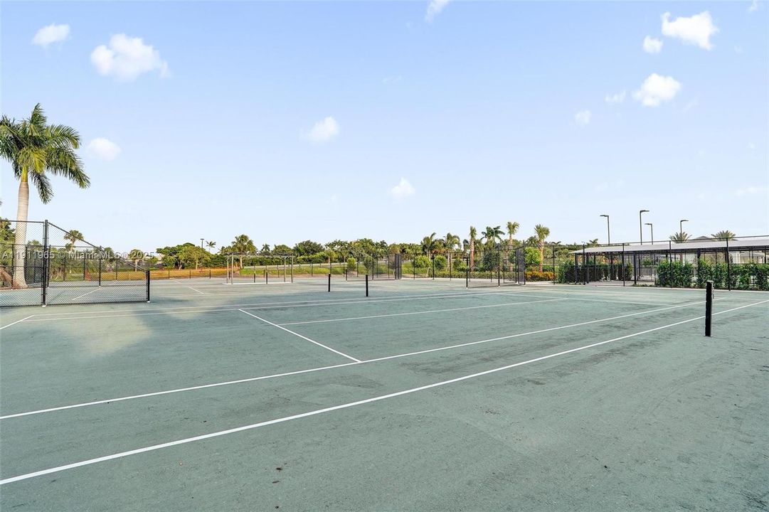 Activo con contrato: $298,000 (2 camas, 2 baños, 1229 Pies cuadrados)