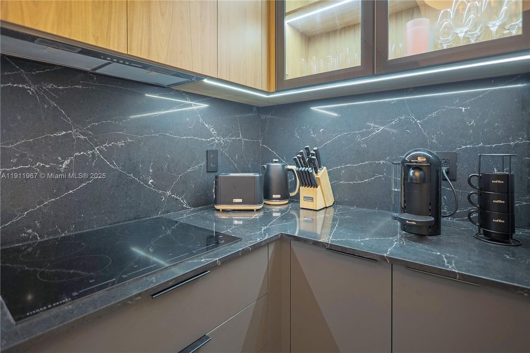 合同活跃: $1,195,000 (2 贝兹, 2 浴室, 1470 平方英尺)