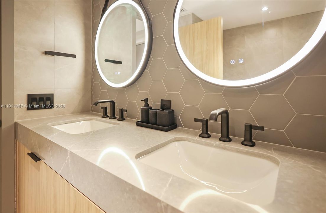 合同活跃: $1,195,000 (2 贝兹, 2 浴室, 1470 平方英尺)