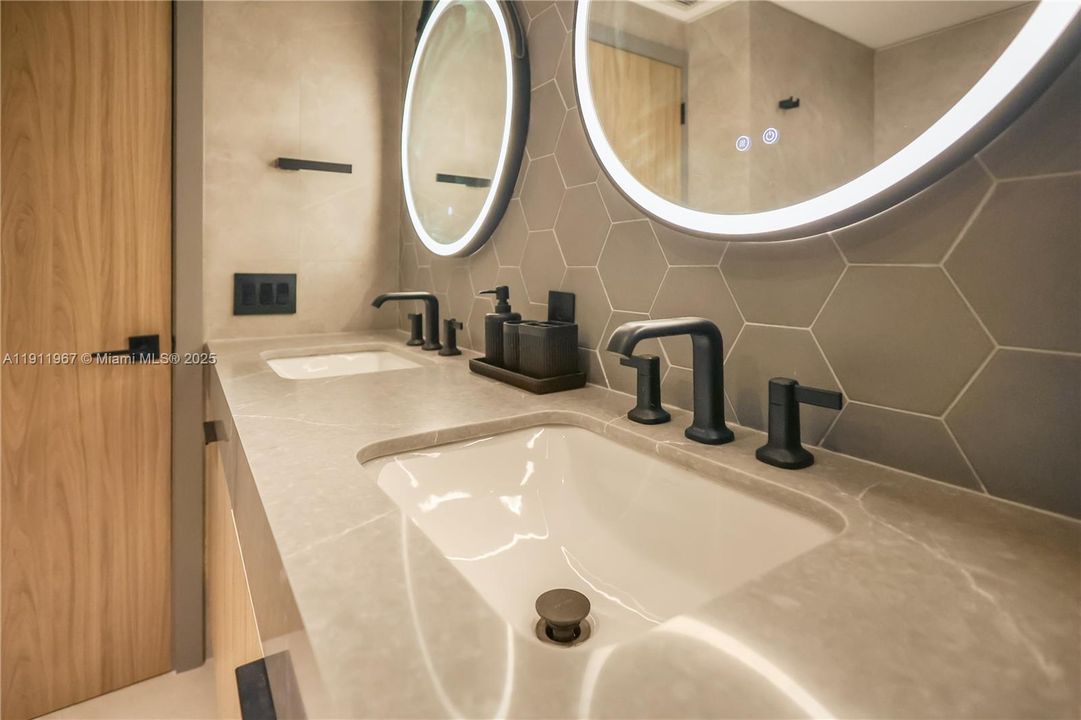 合同活跃: $1,195,000 (2 贝兹, 2 浴室, 1470 平方英尺)