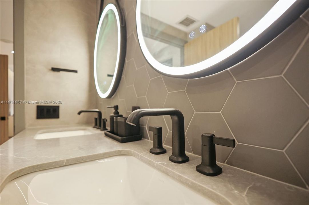 合同活跃: $1,195,000 (2 贝兹, 2 浴室, 1470 平方英尺)