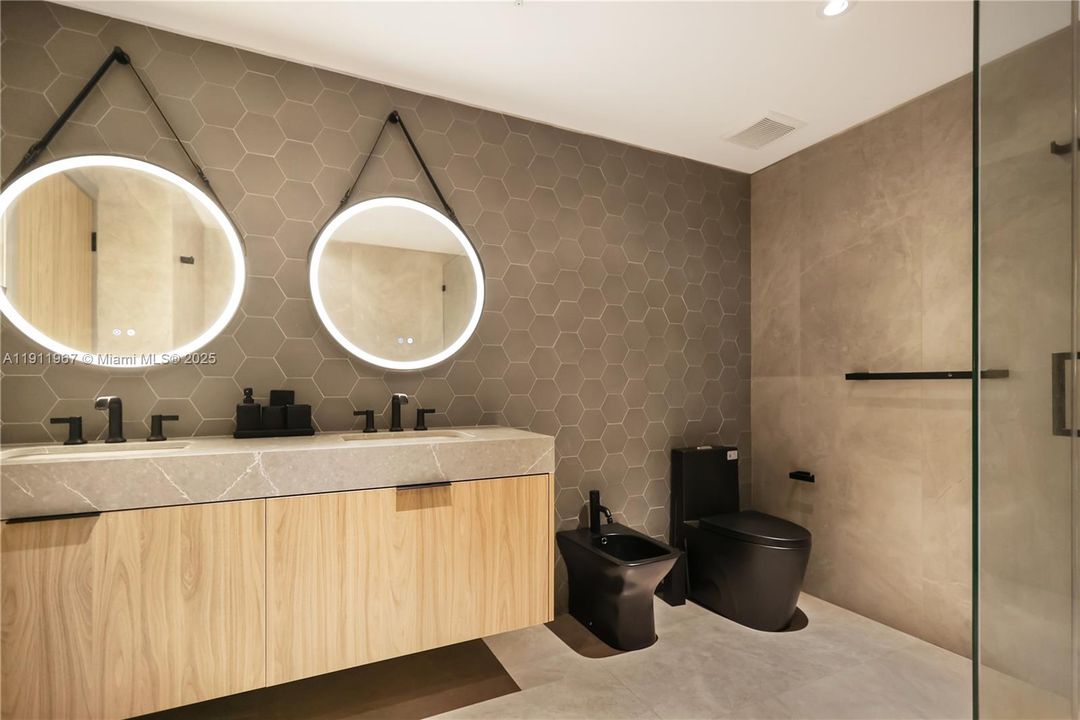 合同活跃: $1,195,000 (2 贝兹, 2 浴室, 1470 平方英尺)