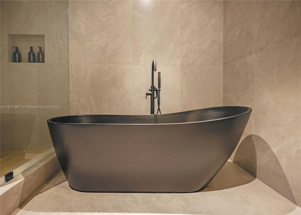 合同活跃: $1,195,000 (2 贝兹, 2 浴室, 1470 平方英尺)