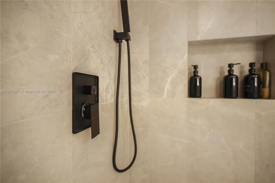 合同活跃: $1,195,000 (2 贝兹, 2 浴室, 1470 平方英尺)